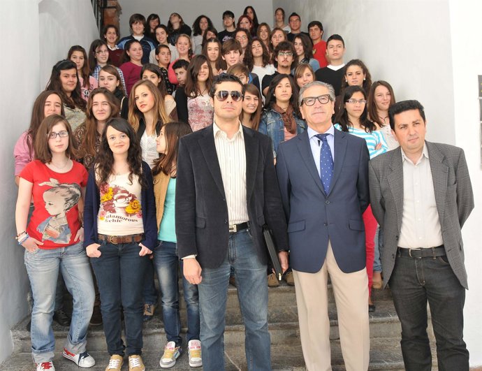 Pérez Azaústre, Pineda Y Álvarez (En Primera Fila) Con Los Alumnos