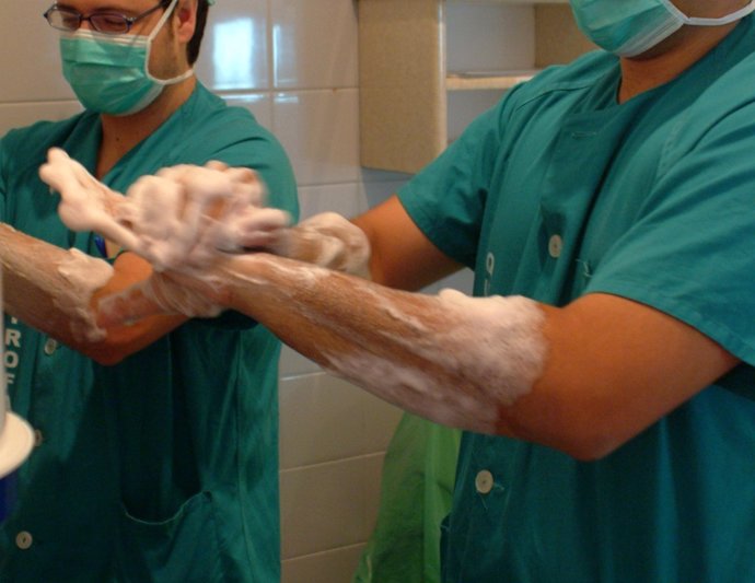 Médicos cirujanos lavándose las manos