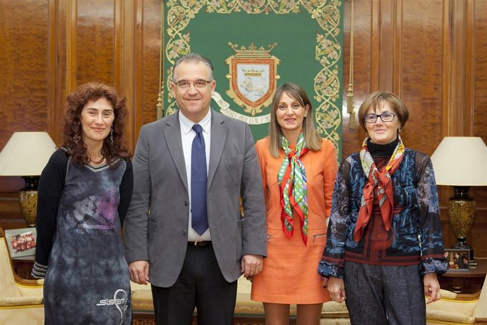 Enrique Maya Junto A Las Representantes Del Colectivo Alaiz.