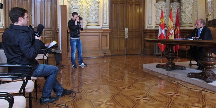 El Periodista 'Gonzo', De El Intermedio, En  Rueda De Prensa De León De La Riva