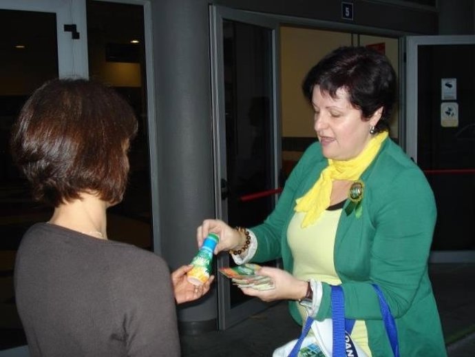 Una Mujer Reparte Activia Danone