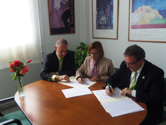 Junta Y Pinos Puente Firman Un Acuerdo Para Acabar Con Absentismo Escolar