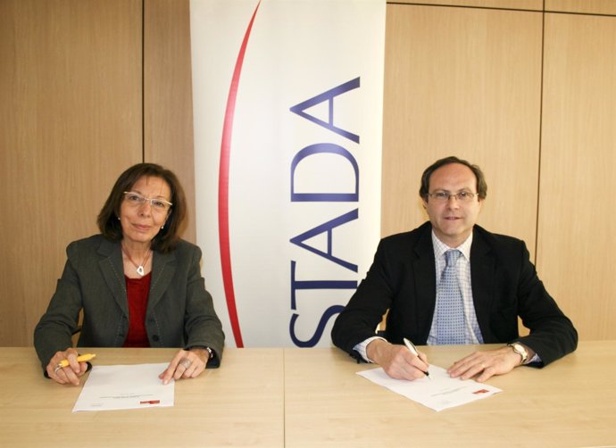 Montserrat Almirall Y Jesús Gómez En La Firma De La Beca STADA-SEFAC