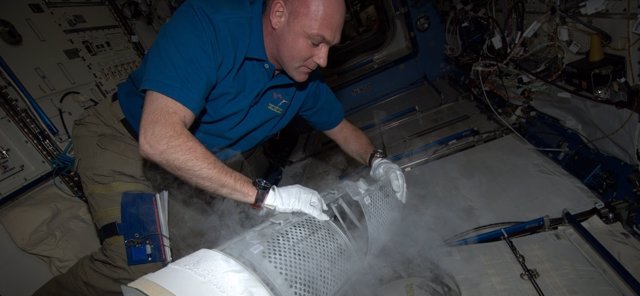 El Astronauta André Kuipers Con Las Muestras De Sangre En La ISS