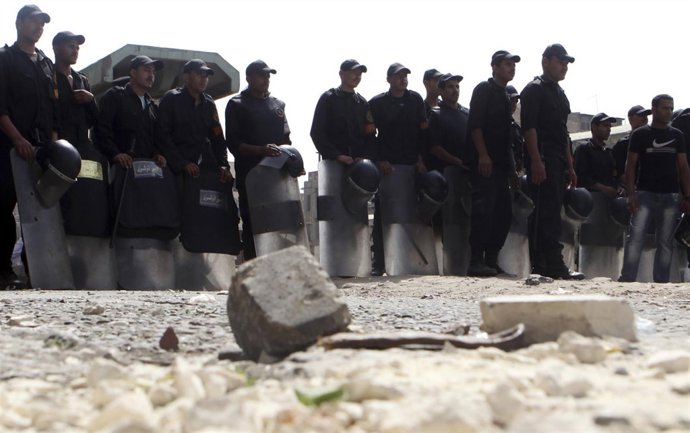 Policía De Egipto Tras Los Ataques En Abbasiya