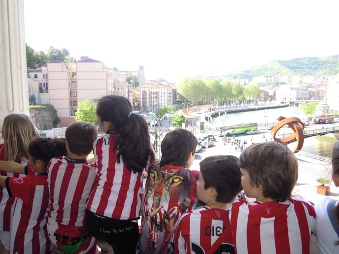 Escolares Admiran La Vista Desde El Balcón Del Ayuntamiento