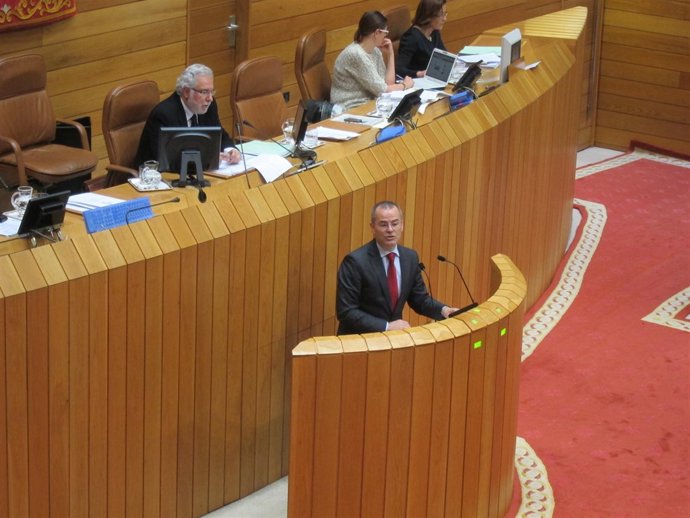 El conselleiro de Educación en el pleno del Parlamento de Galicia