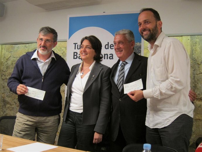 Turisme De Barcelona Entrega Cheques A Intermón Oxfam Y Sant Joan De Déu