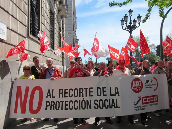 Pensionistas Y Jubilados Cántabros Protestan Contra El Copago 