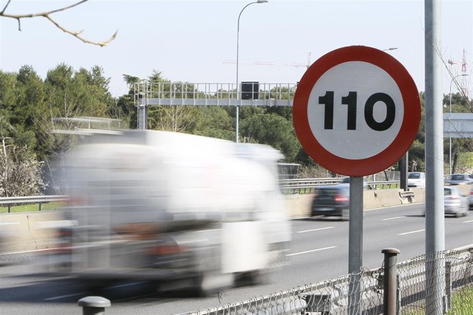 Señales de velocidad de tráfico a 110km/h