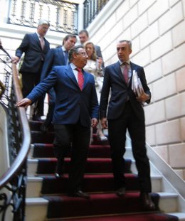 Secretario De Hacienda, Miguel Ferre, Y Alcalde De Sevilla, Juan Ignacio Zoido