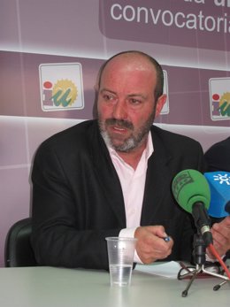 El Coordinador Provincial De IULV-CA, Pedro Jiménez, En Rueda De Prensa.