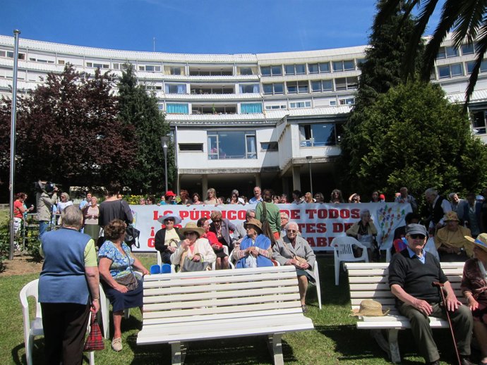 Protesta en La Pereda tras comunicarse el cierre
