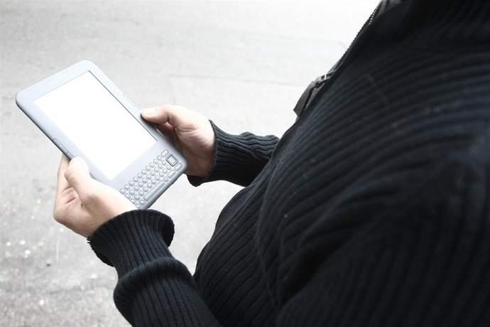 Un Hombre Lee En Un Ebook