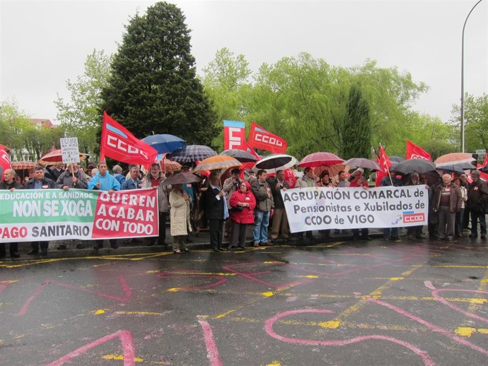 Pensionistas De CC.OO. Se Concentran En Santiago Contra Los Recortes
