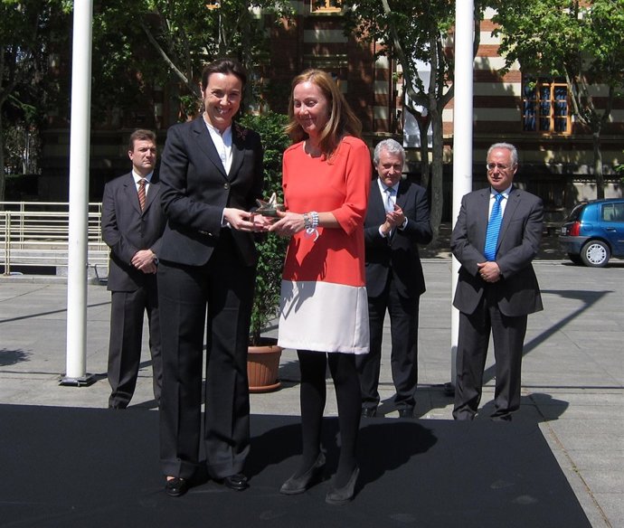 Cuca Gamarra Entrega La Estrella De Europa A Marta Romo