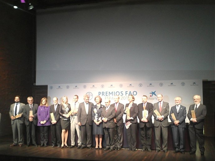 La Reina Posa Con Los Galardonados En Los Premios FAO España 2012