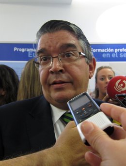 El Conseller José Manuel Vela Atiende A Los Periodistas Tras El Acto.