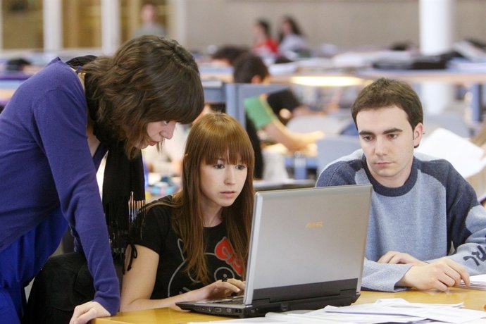 Estudiantes, En El Campus De La Universidad Pública De Navarra, En Pamplona.