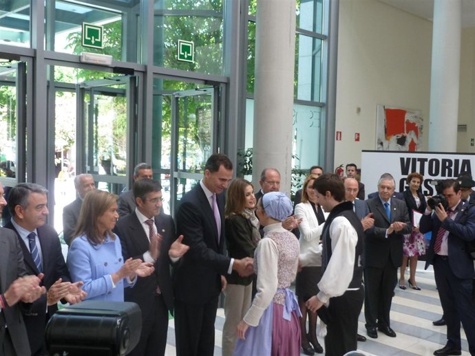 Los Príncipes De Asturias Saludan Tras El Tradicional Aurresku De Bienvenida.