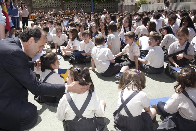 Ignacio Diego, Con Niños, En El Día De Europa 