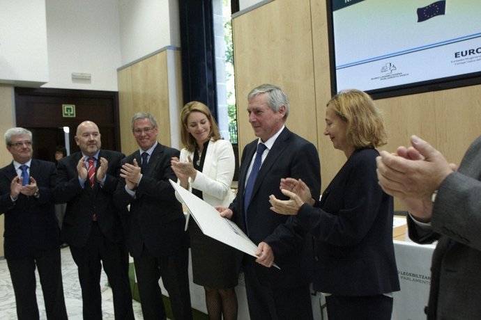 Quiroga Entrega A Alberdi El Premio Eurobask De Periodismo.