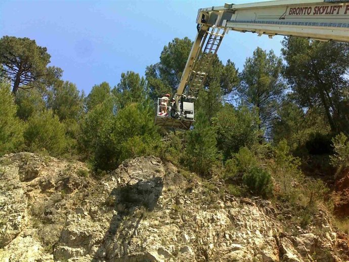Una Grúa Rescata Al Atrapado En Un Cortante De Un Barranco De Gandia