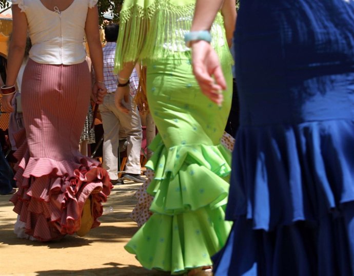 Mujeres vestidas de flamenca
