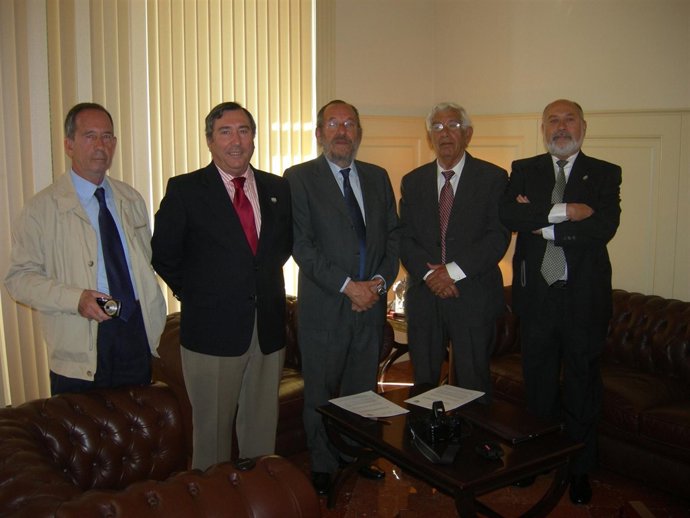 Los representantes en la firma del convenio