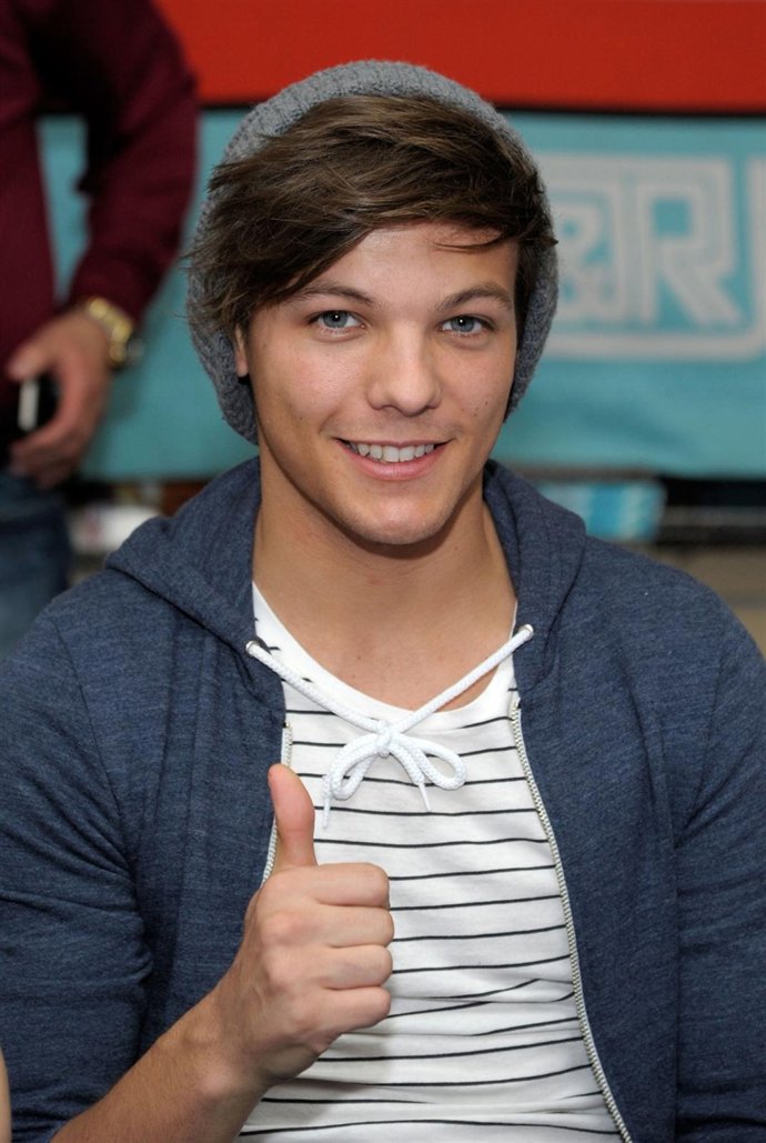 Louis Tomlinson, De One Direction, Con Gorrito De Lana Y Sonriendo 