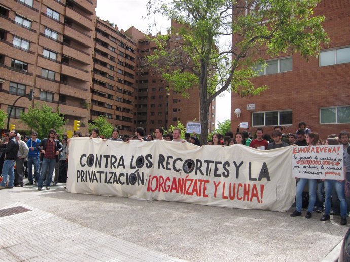 Un Grupo De Universitarios Protesta Contra Los Recortes En Educación En Zaragoza