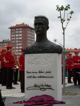 Busto Del Escritor Vasco Lauaxeta.