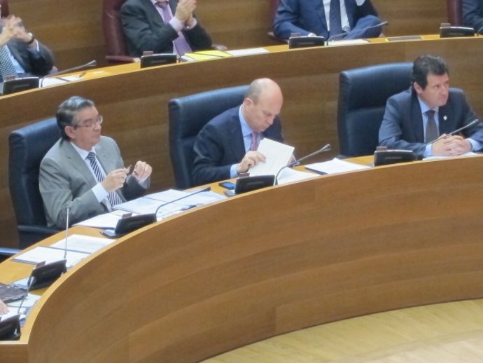 El Conseller Buch, En El Centro De La Imagen, En El Pleno De Las Corts