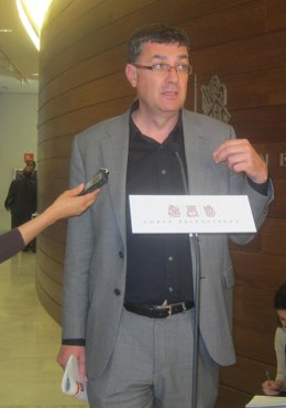 Morera Atiende A Los Medios En Los Pasillos De Las Corts