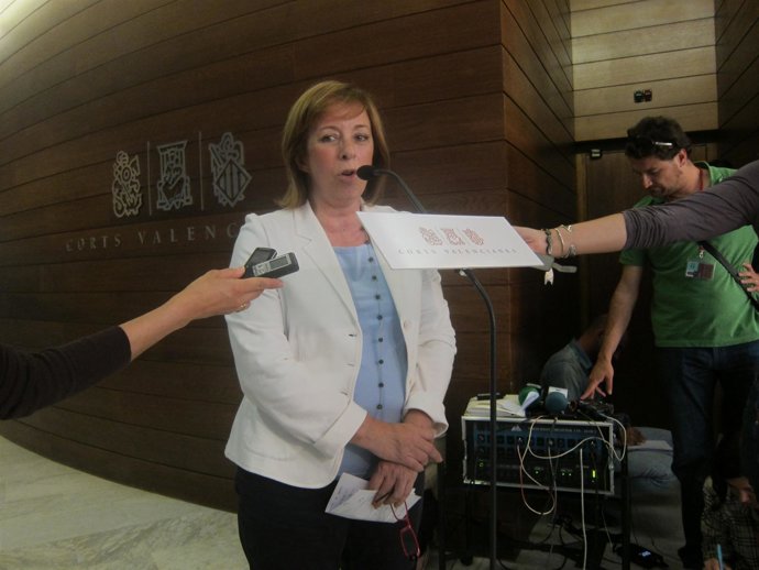 Marga Sanz Atiende A Los Medios En Los Pasillos De Las Corts