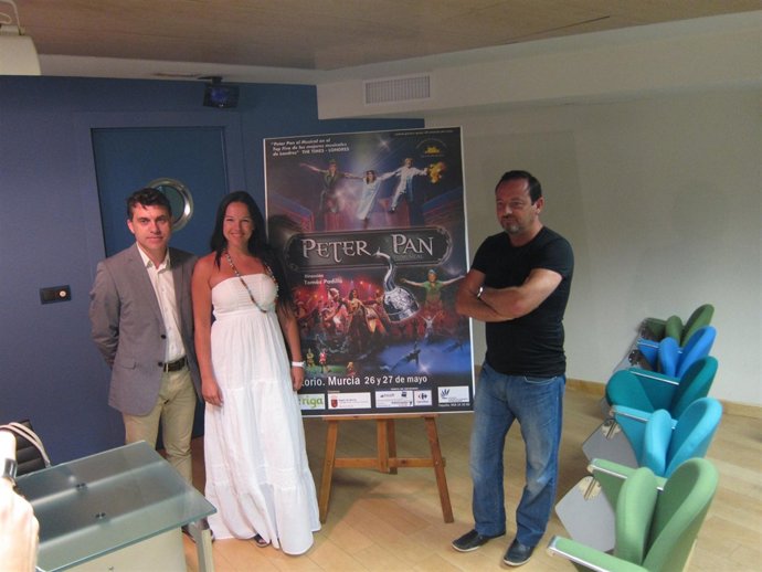 Dir. General Junto A Silvia Villau (Peter Pan) Y El Director Del Musical, 