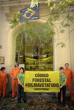Activistas Greenpeace Embajada Brasil 
