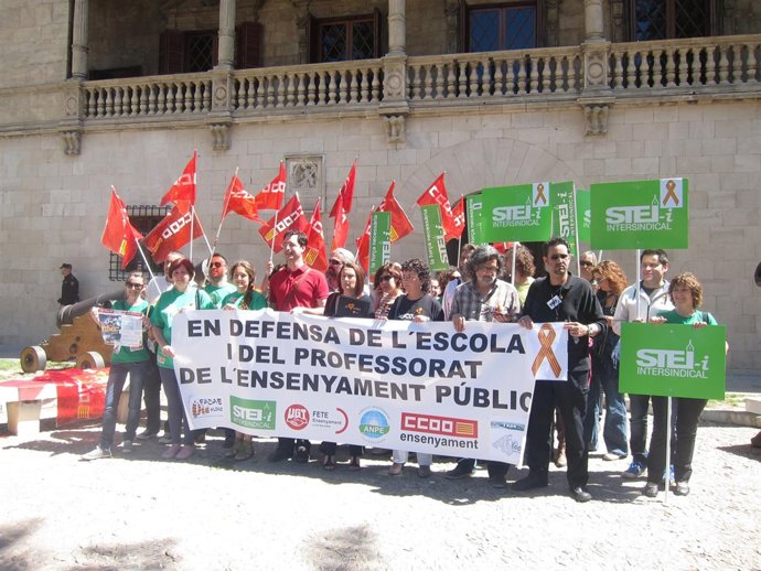Concentración Contra Los Recortes En Educación Delante Del Consolat De Mar