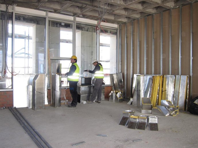 Obreros En Nuevo Edificio De Audiencia Provincial De Zaragoza. Construcción