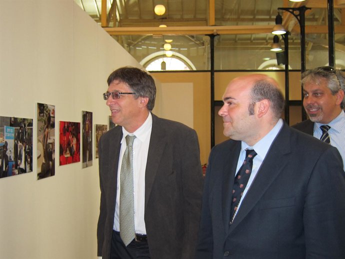 El Embajador De Israel Y El Alcalde De Oviedo En La Exposición 'Viva Tel Aviv'