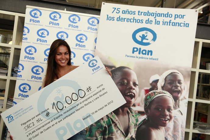 Lara Álvarez Dona A PLAN Dinero Recaudado En El Cubo