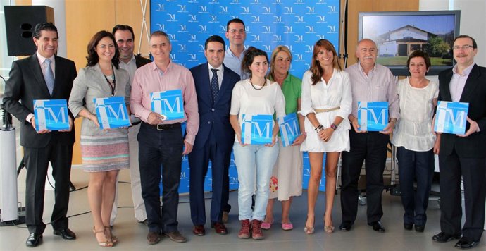 Entrega de los distintivos por Mata y Oblaré