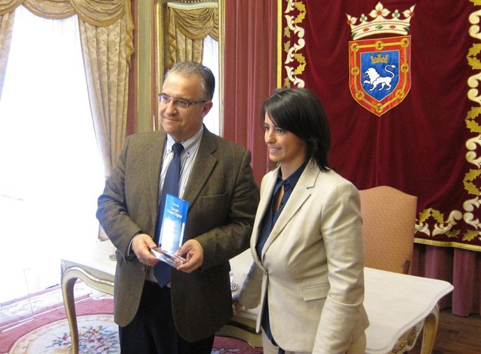 El Alcalde De Pamplona, Enrique Maya, Y La Responsable De Google Covadonga Soto.