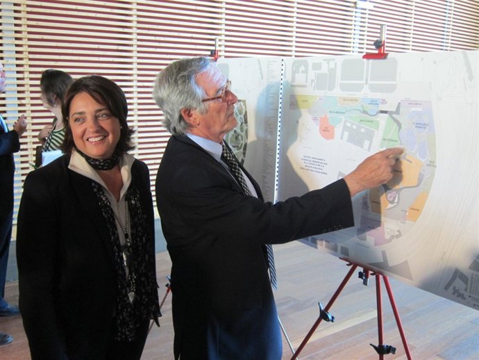 X. Trias Y S. Recasens, En El Zoo De Barcelona