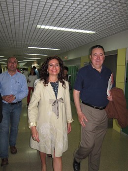 La Consejera De Salud Y Bienestar Social Antes De Entrar En Las Jornadas