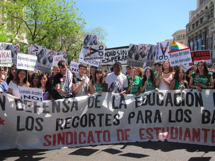 Concentración De Estudiantes Frente Al Ministerio De Educación