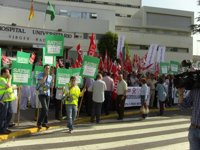 Más de 2.000 personas se concentran en los principales hospitales andaluces contra los recortes del Gobierno