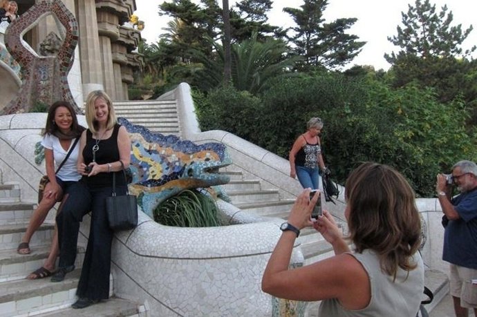 Turistas En El Parque Güell