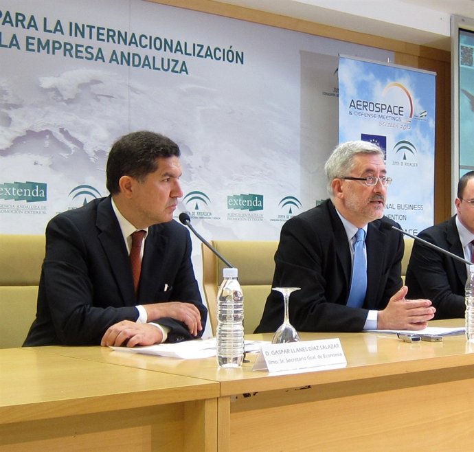 El Consejero De Economía, Innovación, Ciencia Y Empleo, Antonio Ávila (Derecha)