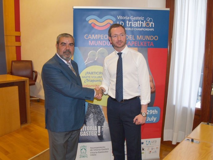 Javier Maroto Con El Presidente De La Federación Vasca De Triatlón.   